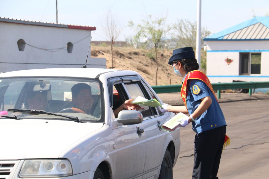 旗交通运输综合执法局开展路政安全月宣传活动