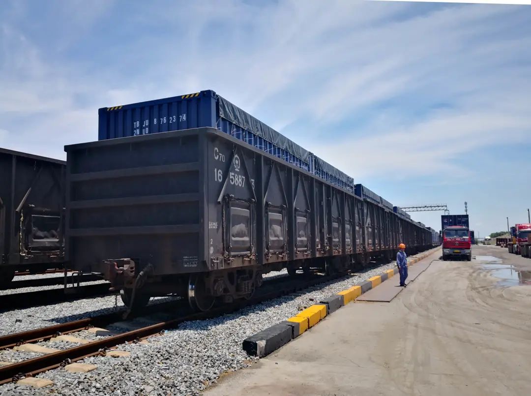 准点从小塘西货场出发30组敞顶箱装有1800吨废钢铁的41155次列车满载