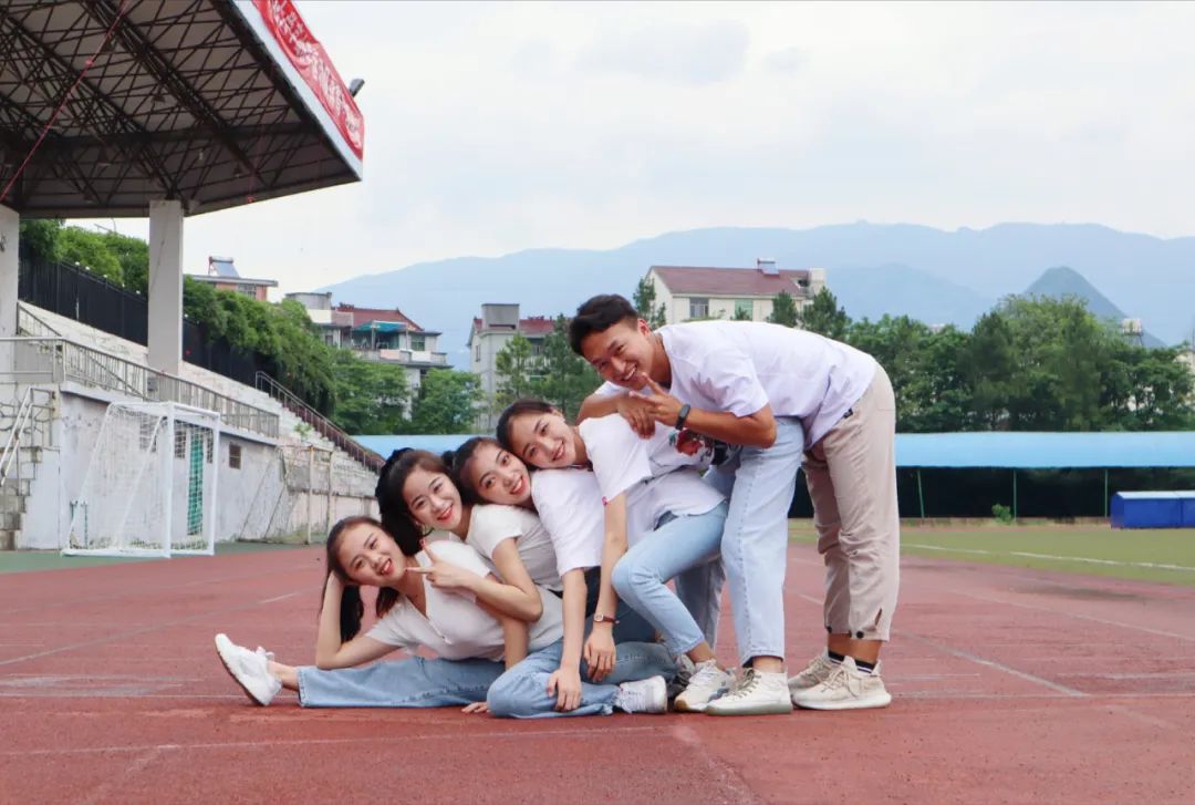 创意毕业照如果可以我愿走遍校园用2020个pose致敬追梦