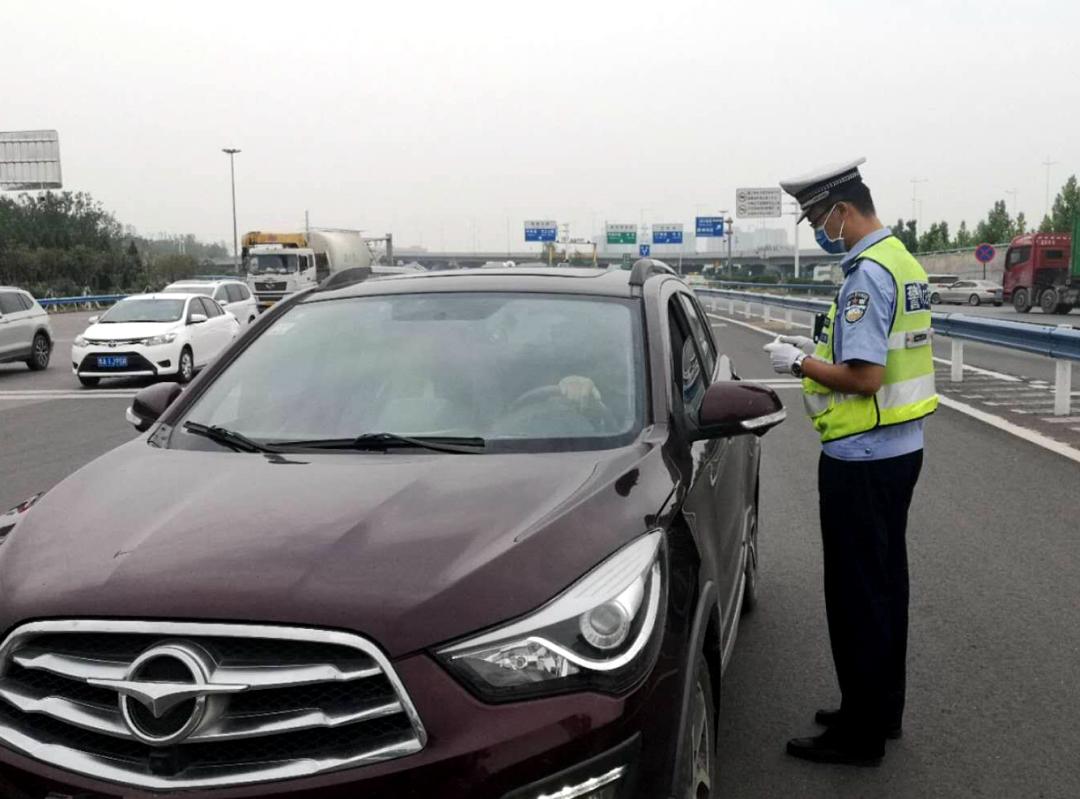 河南高速交警曝光100輛不按規定使用安全帶違法車輛專項治理駕乘人員