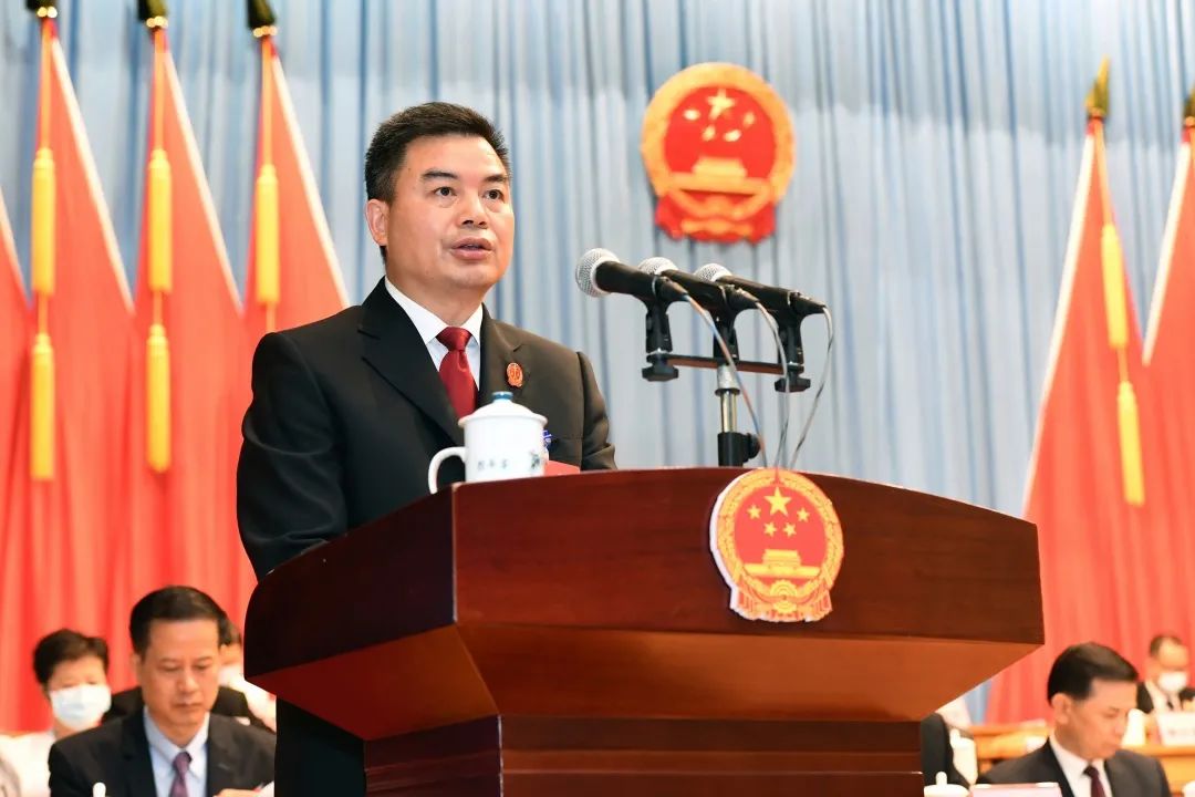 市中级法院院长熊正良向大会作法院工作报告,与会代表307名,全票通过