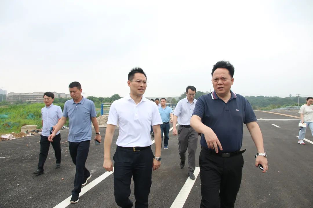 今天上午,开福区委副书记,区长谢伟峰开展巡河暨督查防汛工作,先后