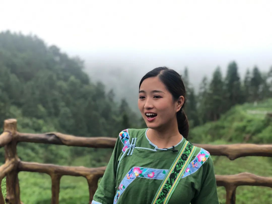 走向我们的小康生活〡腊肉姑娘直播卖货来看湖南十八洞村新网红