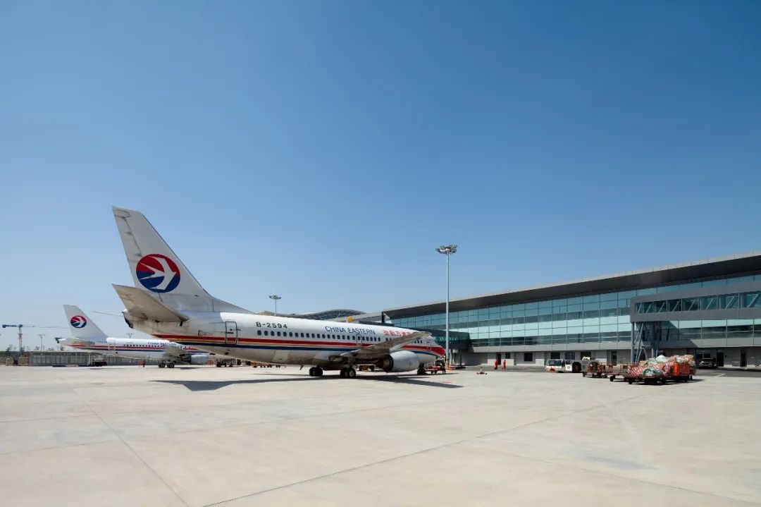 搭载着三星电子产品配件和半成品的ke279货机落地西安咸阳国际机场