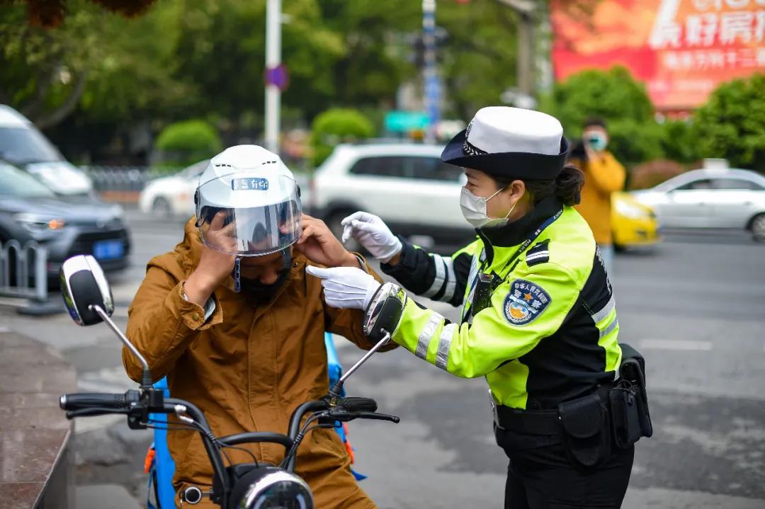 7月1日起南京骑乘电动车未戴头盔将被罚