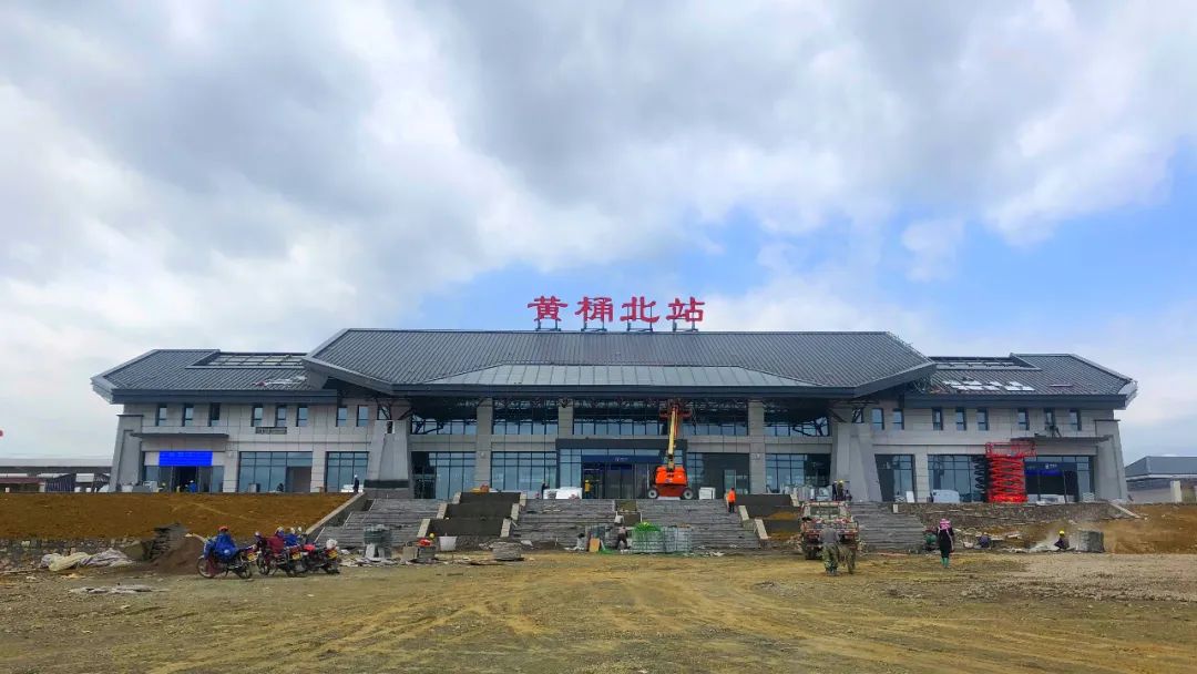 从沪昆高铁安顺西站引出,向西经六盘水市的六枝特区,于六盘水枢纽水城