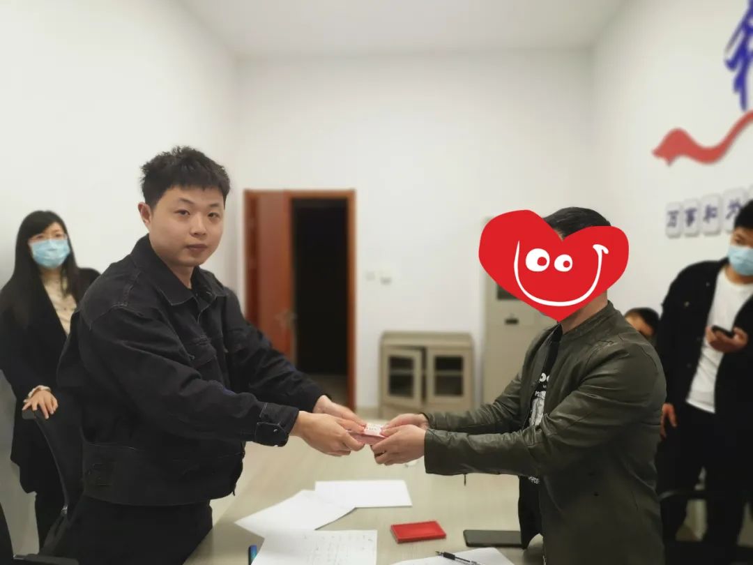 男子报警称被女友坑了结果民警抓回来8名抠脚大汉