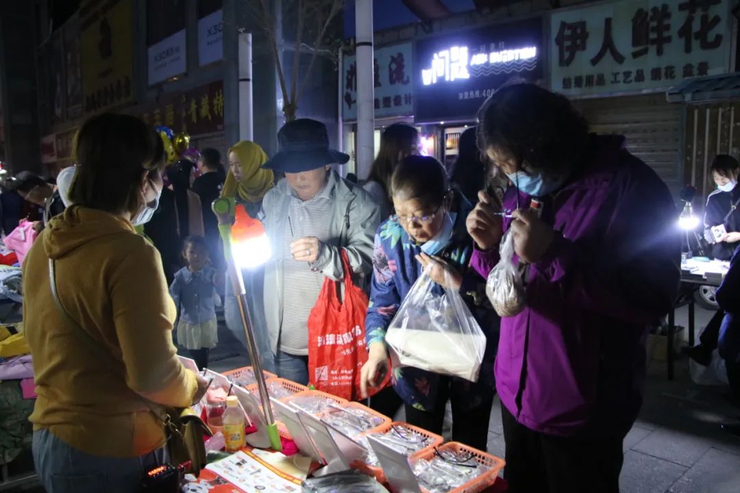 接地气的地摊经济来了走起浪格尔木夜市去
