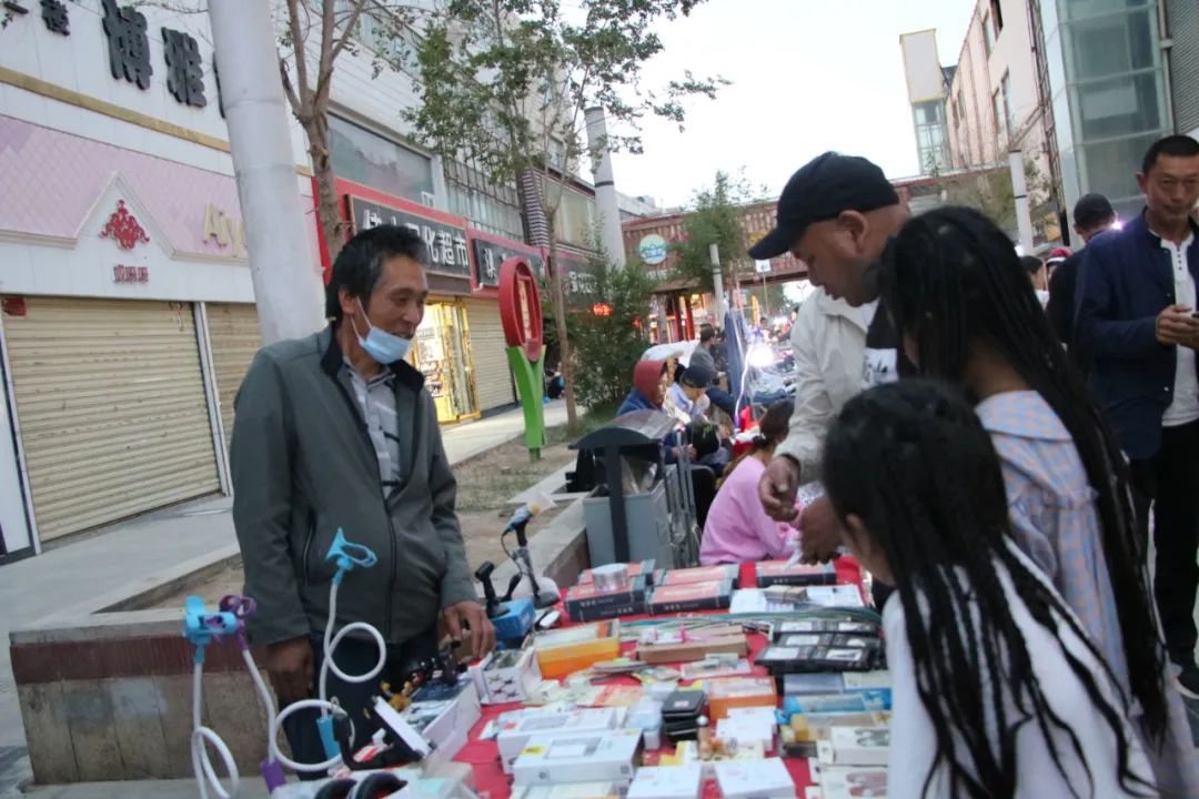 接地气的地摊经济来了走起浪格尔木夜市去