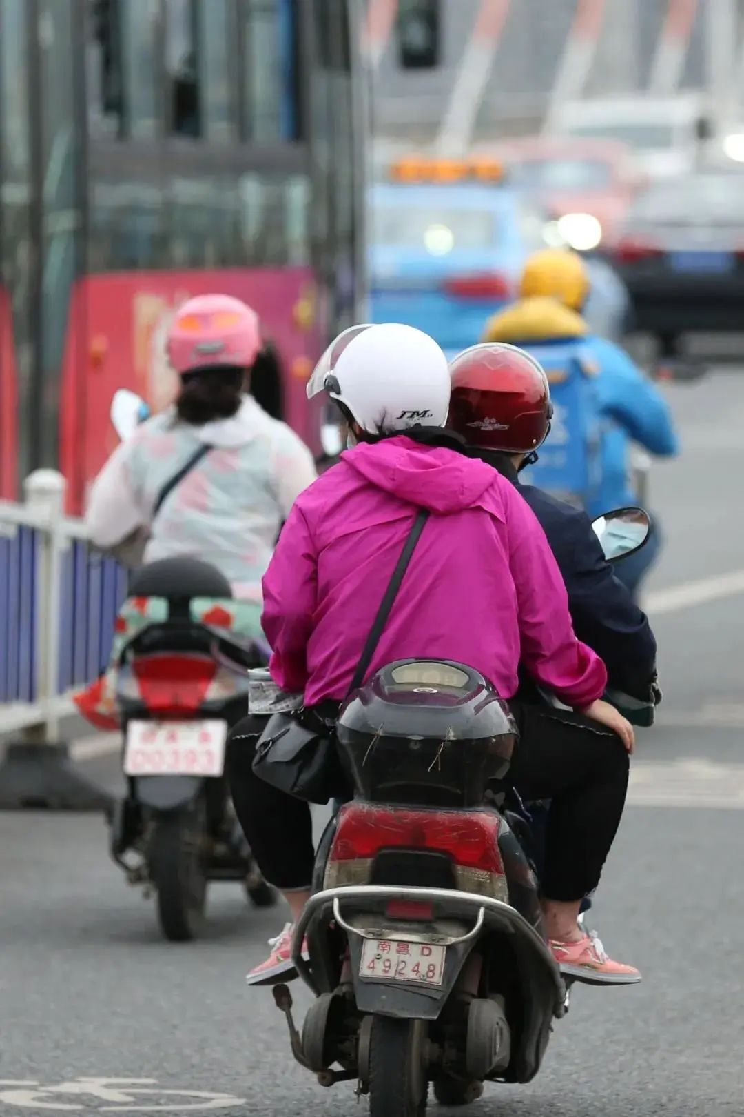 你戴头盔的样子,真好看!