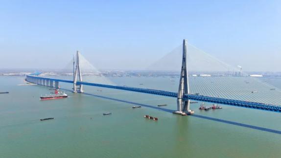 百余名铁路建设高级管理人员观摩沪通长江大桥工地