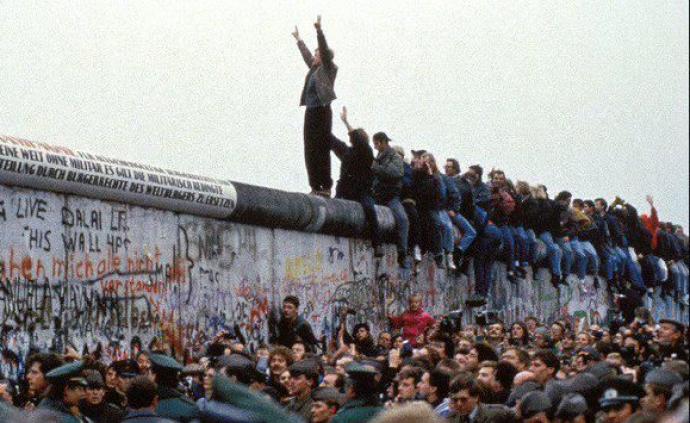 柏林墙建起之前，拖家带口逃向西德的都是高素质群体