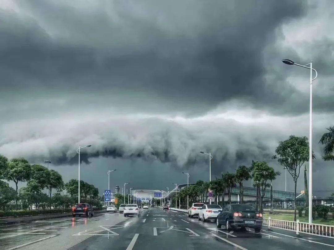 楼房被洪水冲垮!万幸的是持续强降雨终于要落下帷幕!但