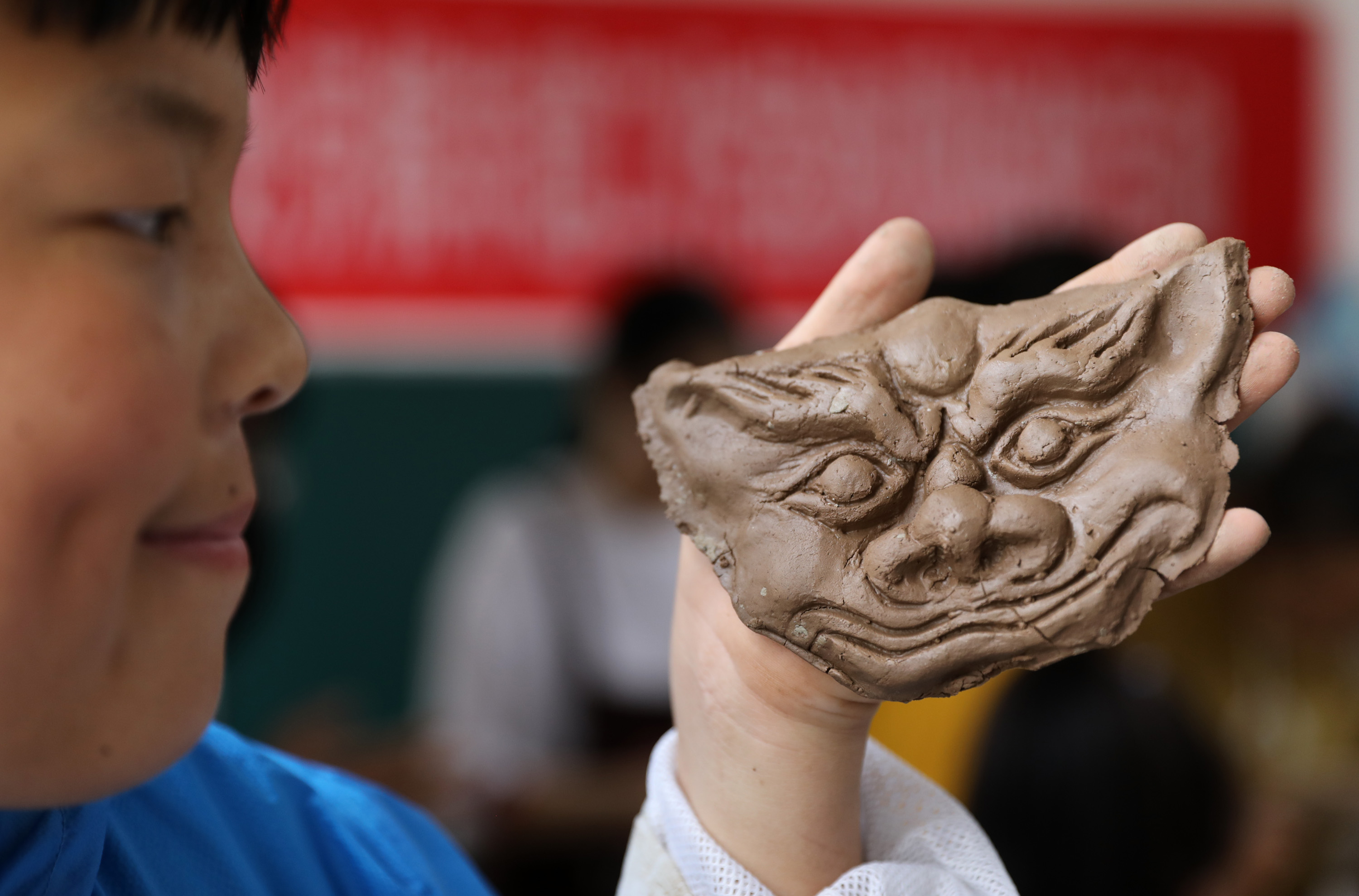 河南省焦作市温县第二实验中学学生在展示自己制作的泥塑坯胎作品