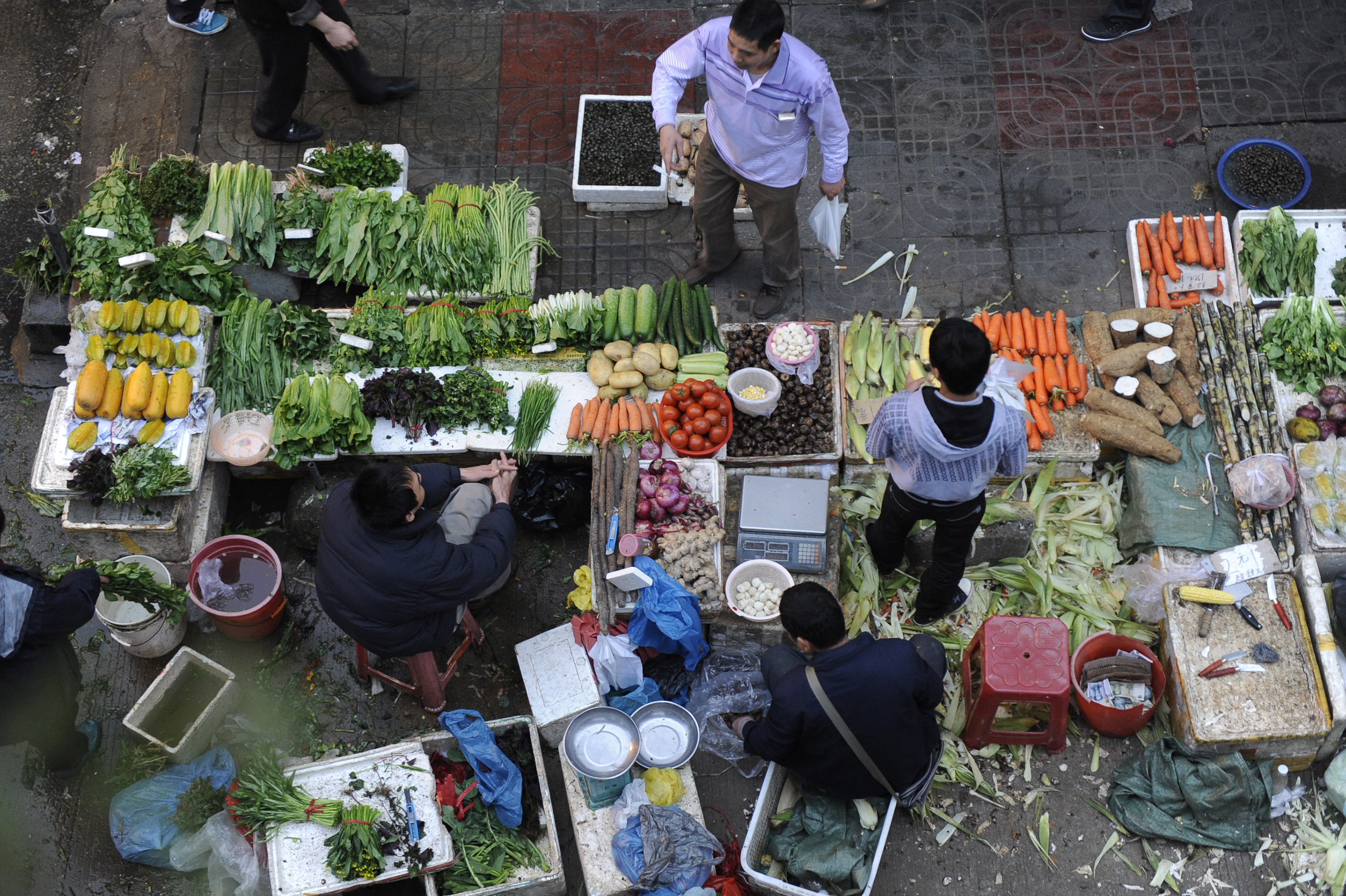 70高龄夫妻一天摆摊10小时她说老伴摆摊时常睡着了