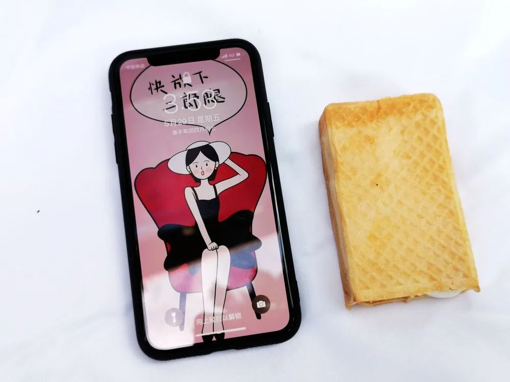 雪糕奶茶味浓郁而且非常细腻柔和,咬上一口,感觉奶茶在口中慢慢融化