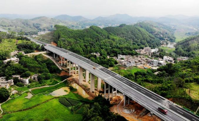 全线52座桥玉林这条高速的路桥风景极好你可能没见过