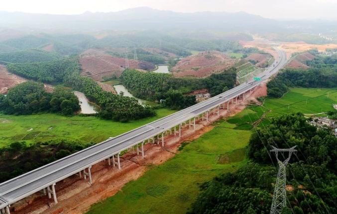 全线52座桥玉林这条高速的路桥风景极好你可能没见过