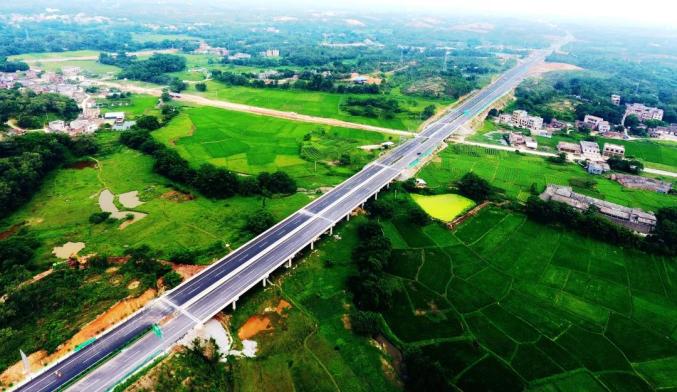 全线52座桥玉林这条高速的路桥风景极好你可能没见过