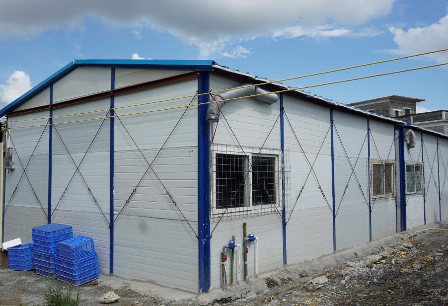 为方便田间作业,游耕户就近建起"看护房",但杂乱无章的"看护房"对交通