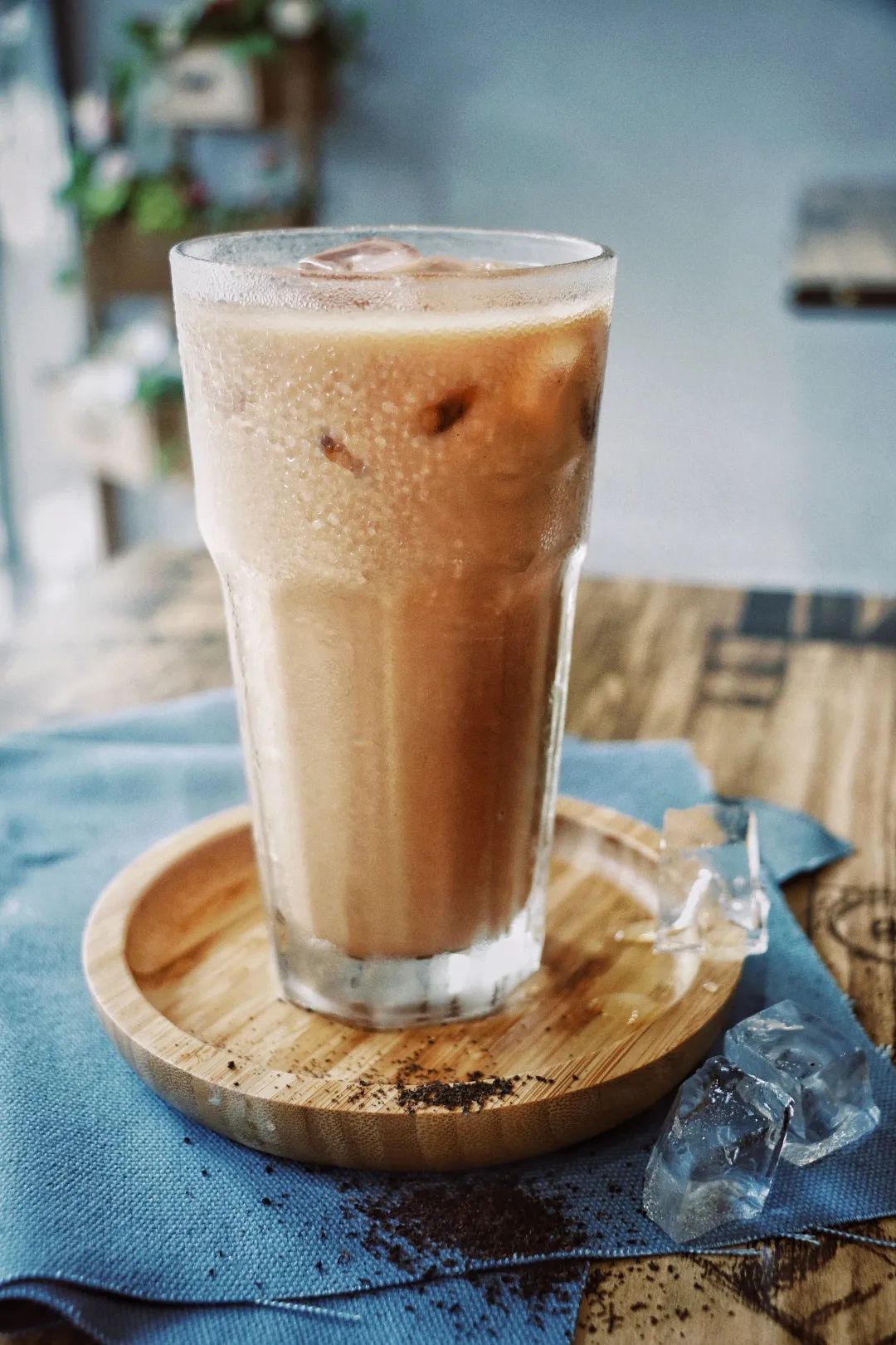 "鸳鸯"肯定是名列前茅的,这种由七分港式奶茶和三分咖啡混合而成的