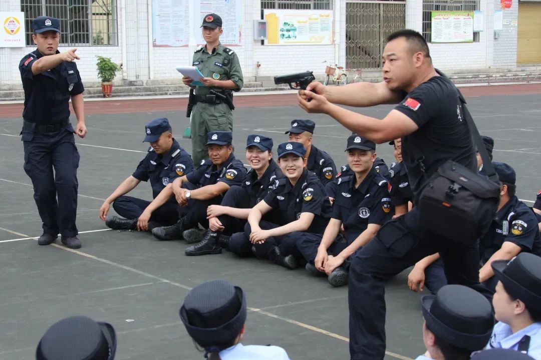 宣恩公安集结244名辅警开展四练整训