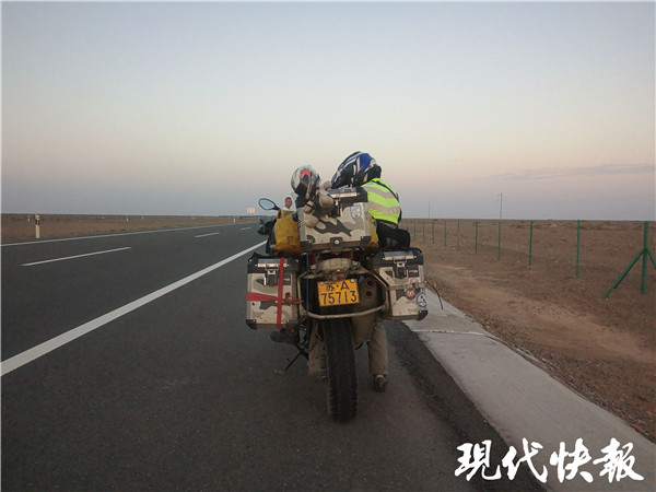 南京骑摩托女李春辉图片