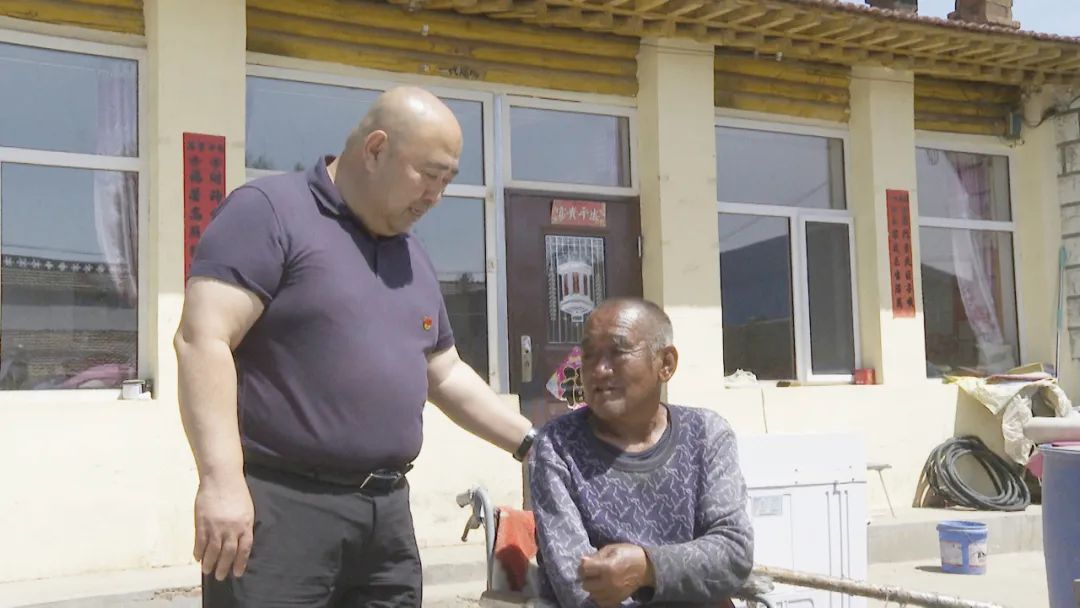 作为镇党委脱贫工作第一责任人,在脱贫攻坚中,狄明