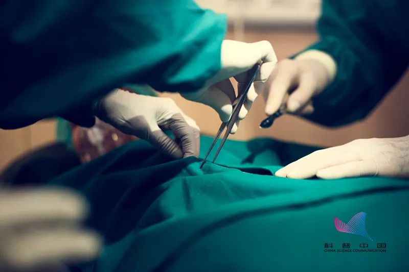 尴尬!做手术时,为什么要脱光衣服和裤子?真正的目的其实是