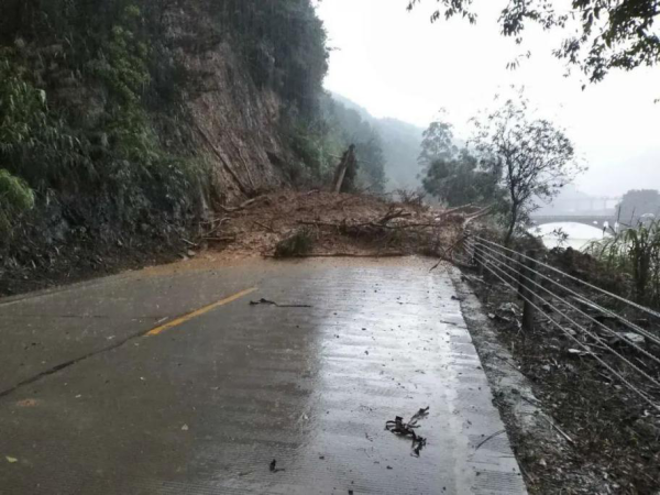 国道323线瑞金至清水河K656+650八步区黄洞镇马安州路段，因上边坡塌方导致交通受阻中断