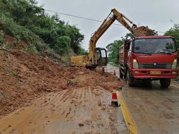阳朔县交通运输局组织人员抢修白沙至金宝公路