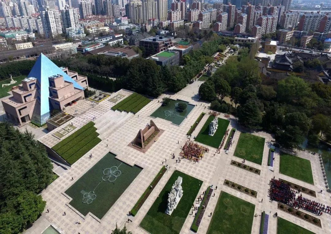 以参观 党课学习的模式,分别讲述党史,新中国史,改革开放史,社会主义