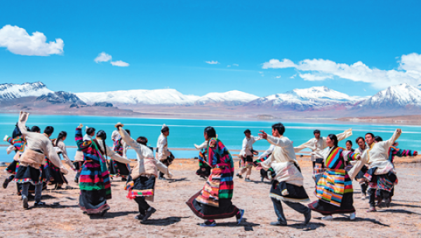 4月30日,牧民在西藏那曲市尼玛县南部的当穹错湖畔跳锅庄舞 侯捷摄/本