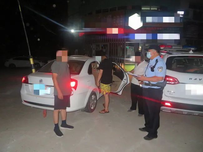 男子欲在宾馆喝农药自杀泰安民警迅速冲入房间紧急救助