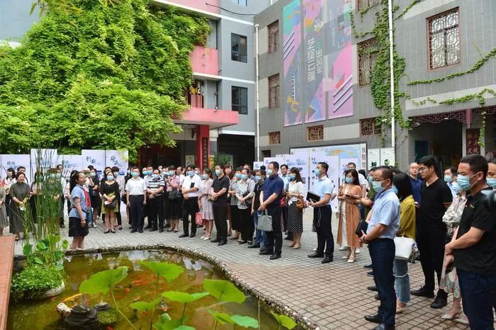 后宰门小学同学向大家介绍校园概况在西安市第八十九中学,结合创建