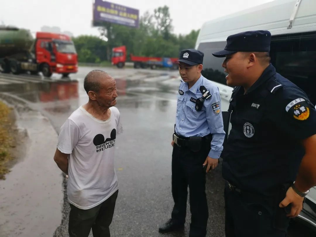 城東派出所民警幫助走失老人找到家人.