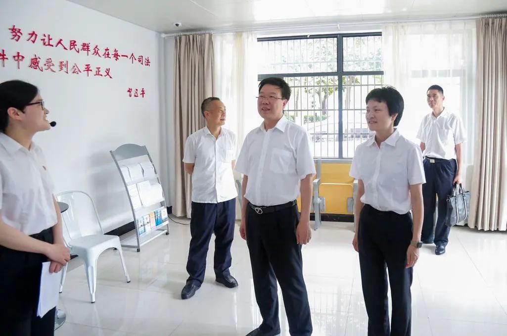 省高院党组成员派驻纪检组组长李汉水一行来我院考察调研