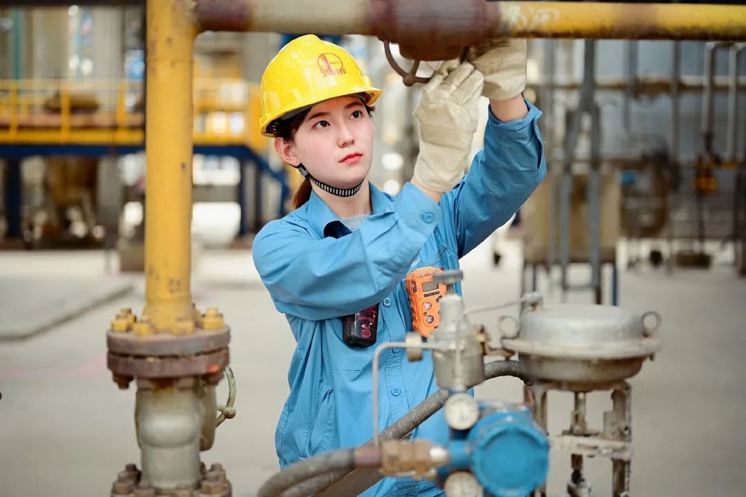 从石化装置里走出来的网红小姐姐