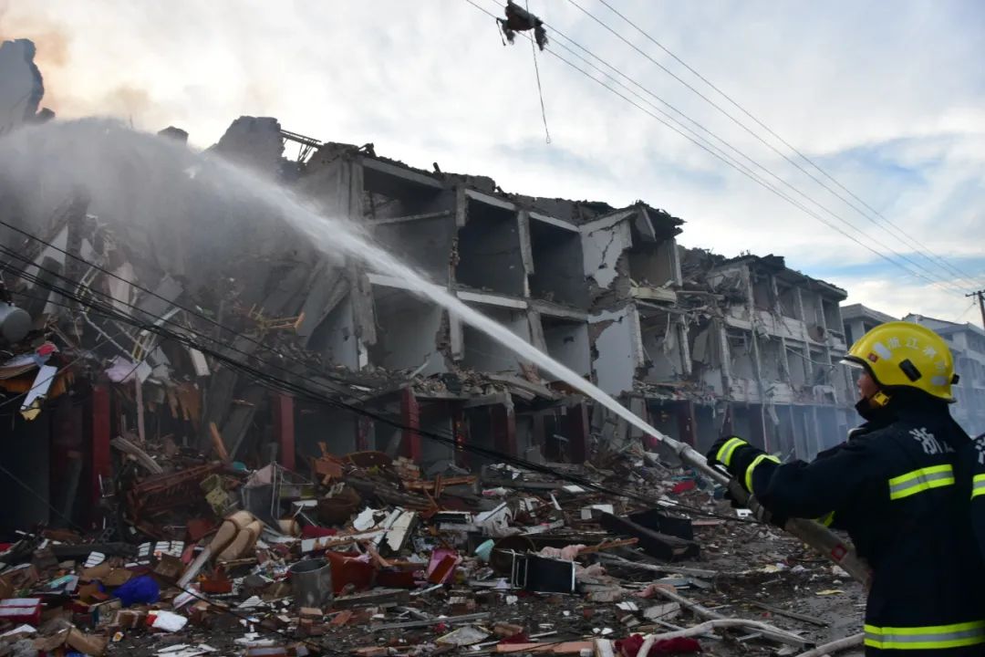 突发沈海高速温岭大溪段发生槽罐车爆炸事故已致4死50伤