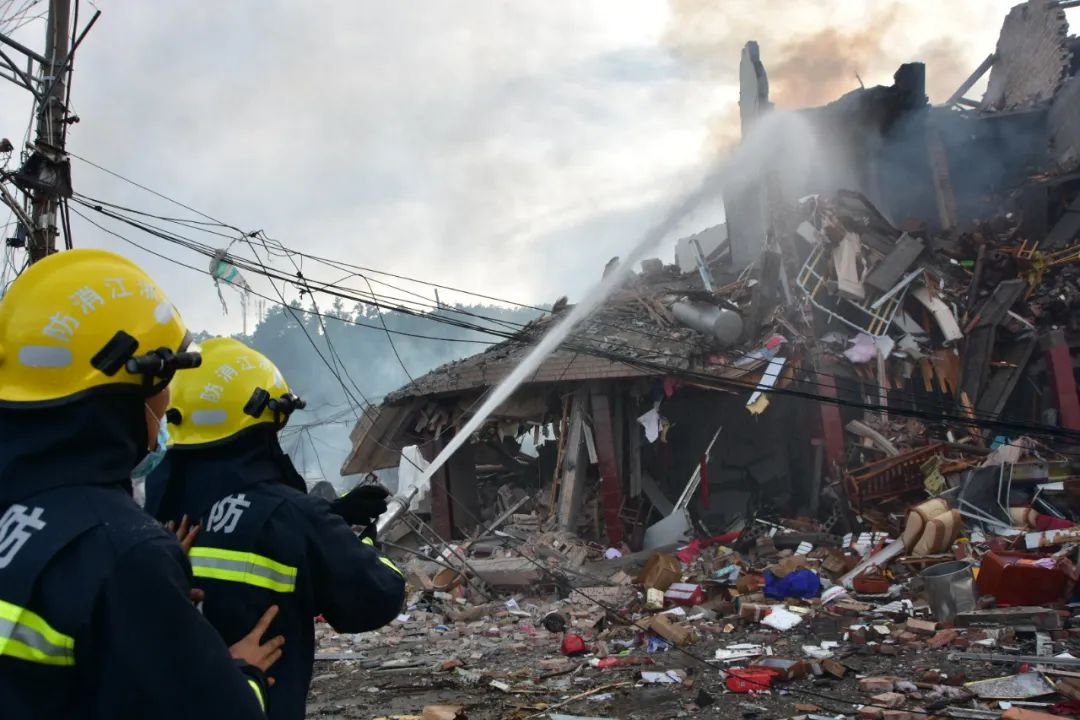 突发沈海高速温岭大溪段发生槽罐车爆炸事故已致4死50伤