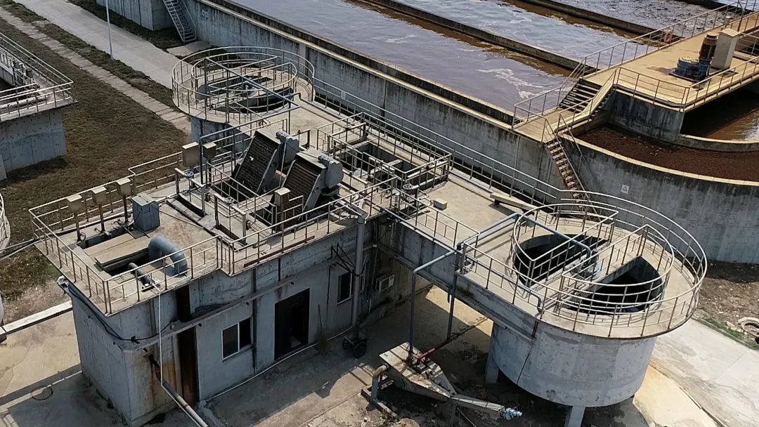 城市污水管网将生活污水收集后通过进水泵房将污水提升到粗格栅间