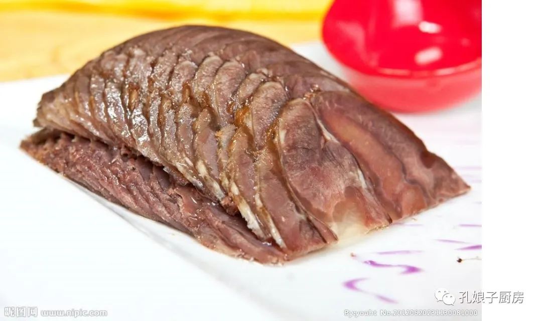 干切熟牛肉蘸芥末酱油吃秋葵开水里汆一下,冰镇后蘸芥末酱油很多人