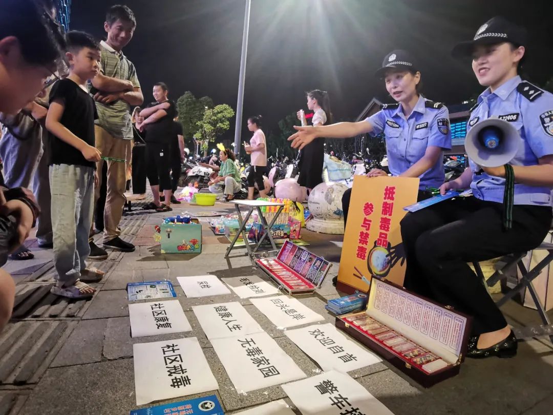 麗水麗水市青田縣公安局禁毒大隊的民警們,在夜市擺攤,通過毒品仿真