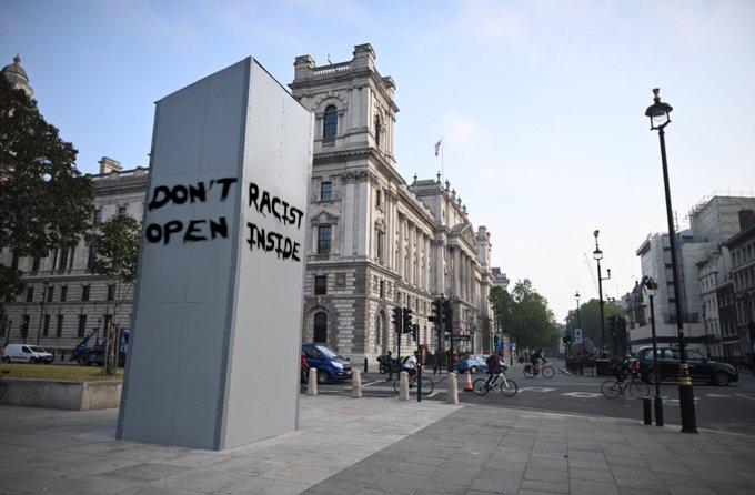 丘吉尔雕像被封存保护后,抗议者找到了"新玩法"