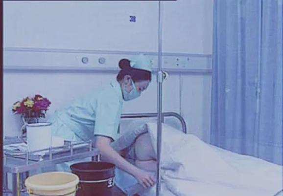 进人20世纪后,由于发现灌肠可导致直肠坏疽,直肠溃疡等并发症,因此