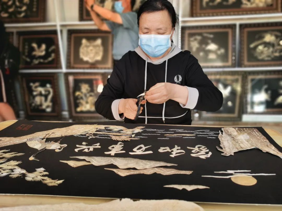 6月13日,记者走进黑龙江同江市共裕鱼皮工艺品店,鱼皮画传承人孙玉林