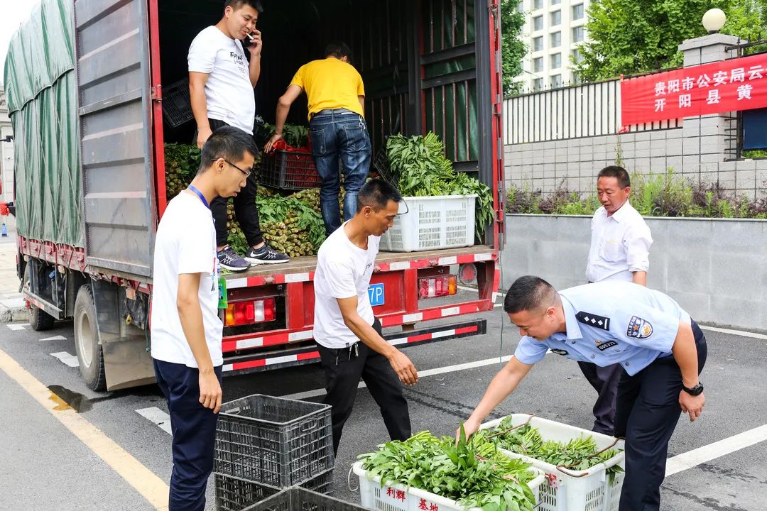 誰居然把地攤擺進了公安局