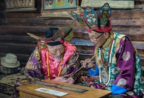 象牙色纳西族东巴造纸技艺于2006年入选中国第一批国家级非物质文化