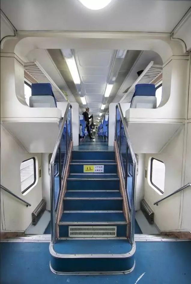 从外表上看,双层火车有着上下两层窗户,乘客进入车厢之后,需要通过车