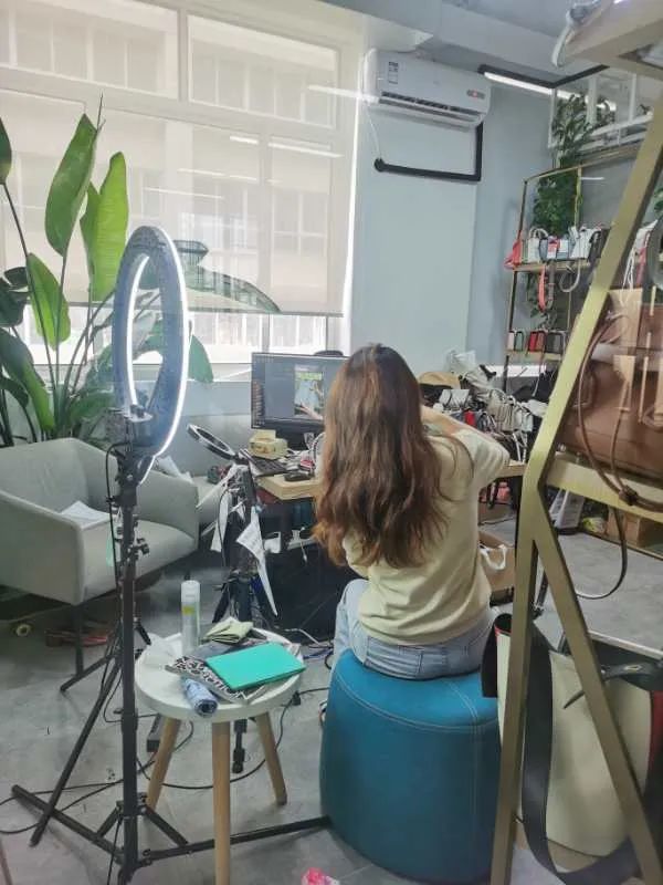 长宁这家运营ELLE品牌箱包的商贸公司,走出转型之路!